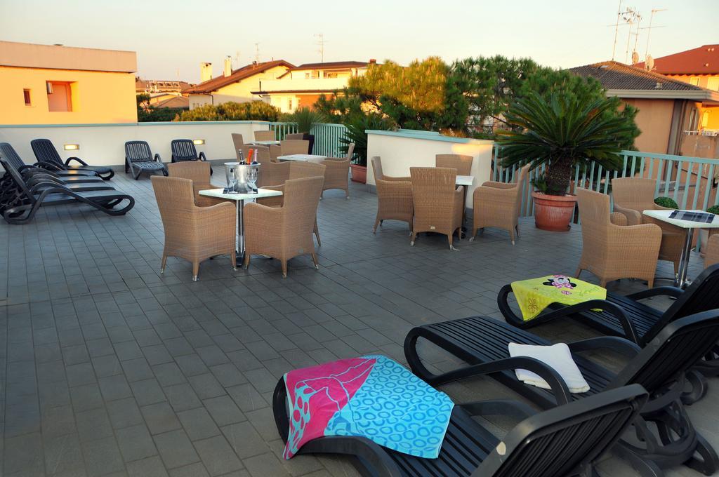 Hotel Raffaello Caorle Exterior photo