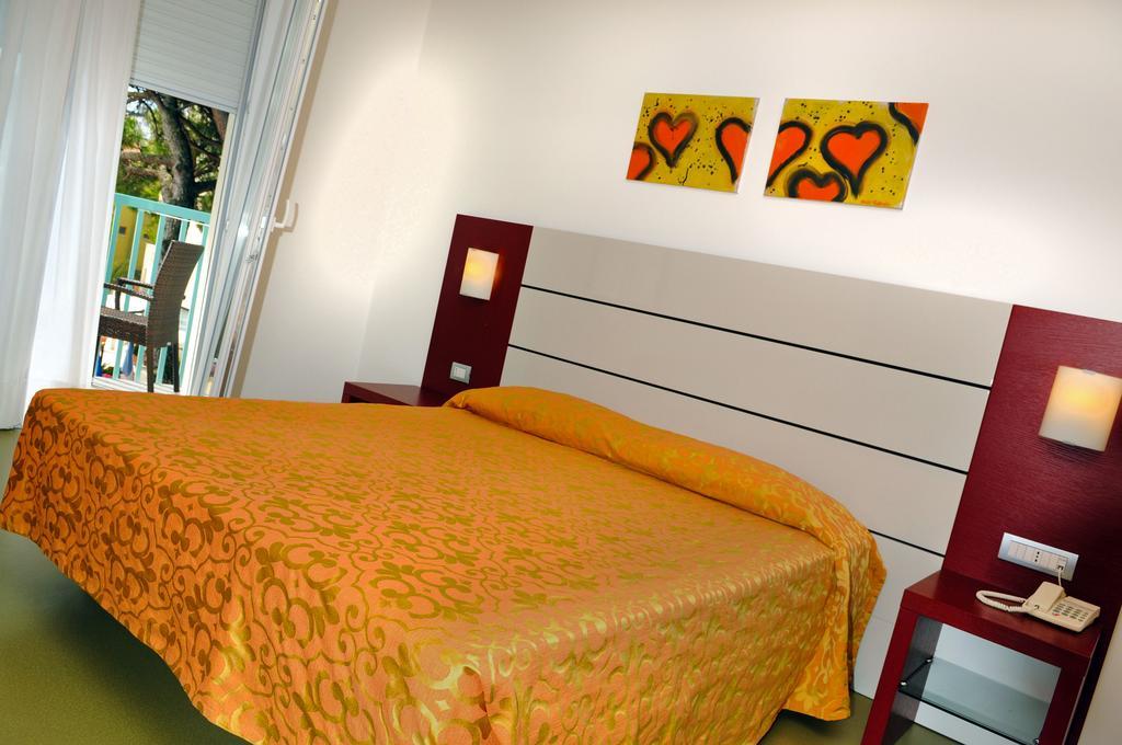 Hotel Raffaello Caorle Exterior photo