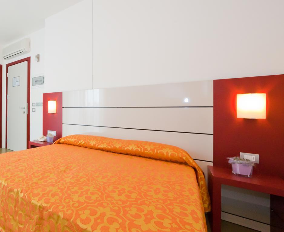Hotel Raffaello Caorle Exterior photo